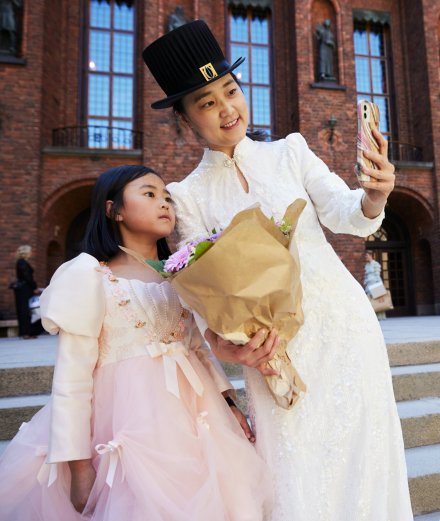 Nyblivna doktorn Jieln Lin med dottern Yiyi Li utanför Stadshuset.