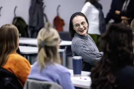 Klassrum med lärare och studenter