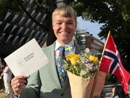 Gottfrid Rehnman utanför Aula Medica på examensdagen.