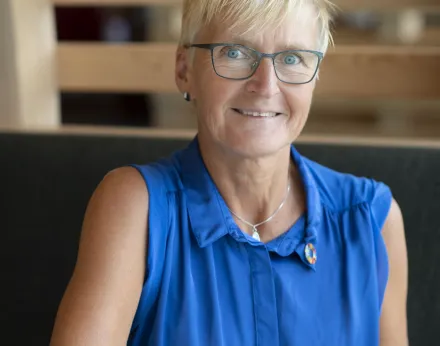 Porträtt av Maria Hagströmer, hon har en kornblå blus på sig.
