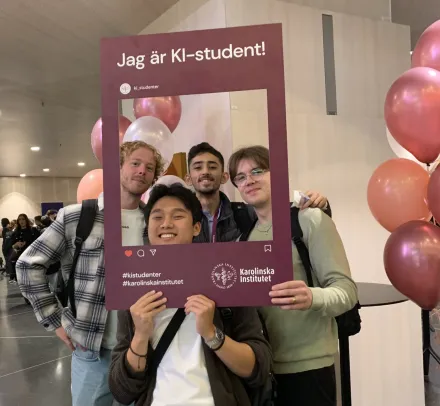Fyra nya tandläkarstudenter tar bilder under välkomstdagen.