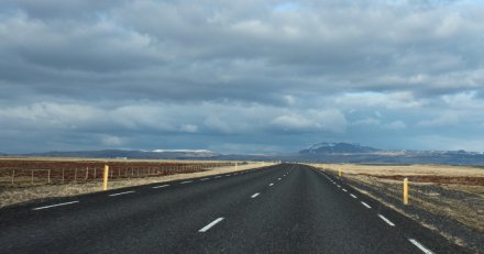 En öde bilväg i ett kargs landskap