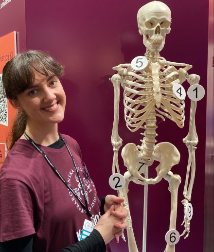 KI-studenten Hanna på Saco studentmässa.