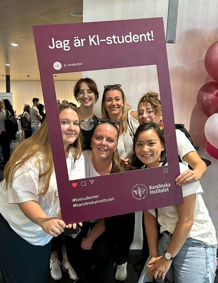 Glada studenter på arbetsterapeutprogrammet fotograferar sig med fotoram under mässan.