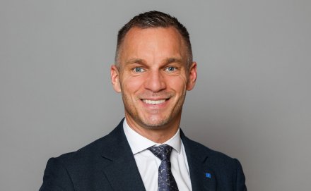 Porträttbild på civilminister Erik Slottner