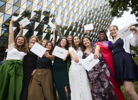 Nyutexaminerade studenter utanför Aula Medica.