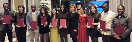 Stipendiater vid KI:s globala masterprogram tillsammans med rektor Annika Östman Wernerson under ceremonin i Aula Medica.