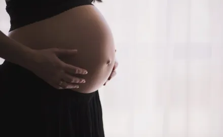 Bild av en naken gravid mage.