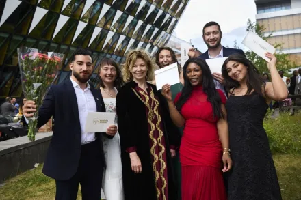 Sima Mohseni i blå klänning tillsammans med klasskompisar