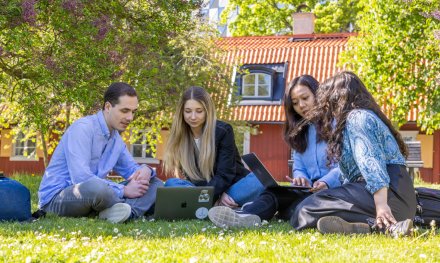 Studenter på campus