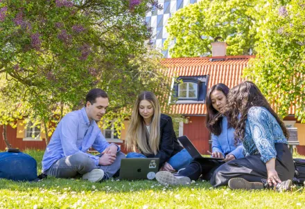 Studenter på campus