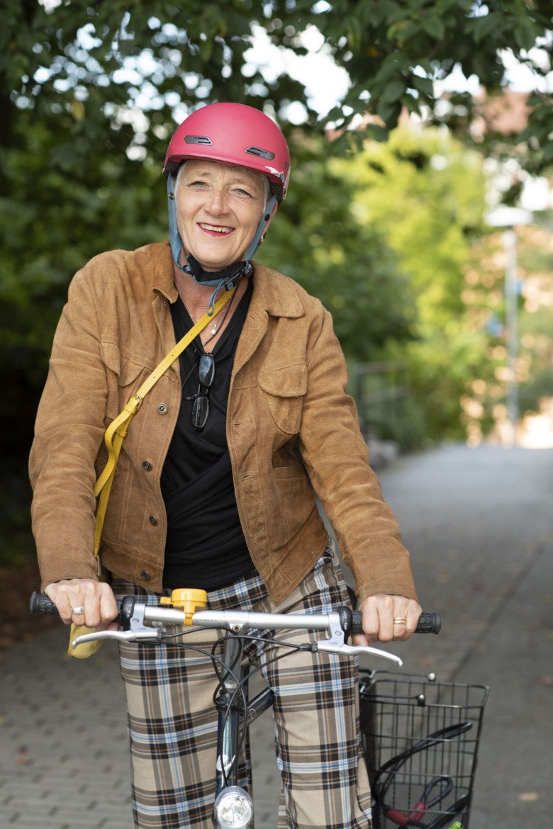 Susanne Guidetti på en cykel iklädd hjälm.